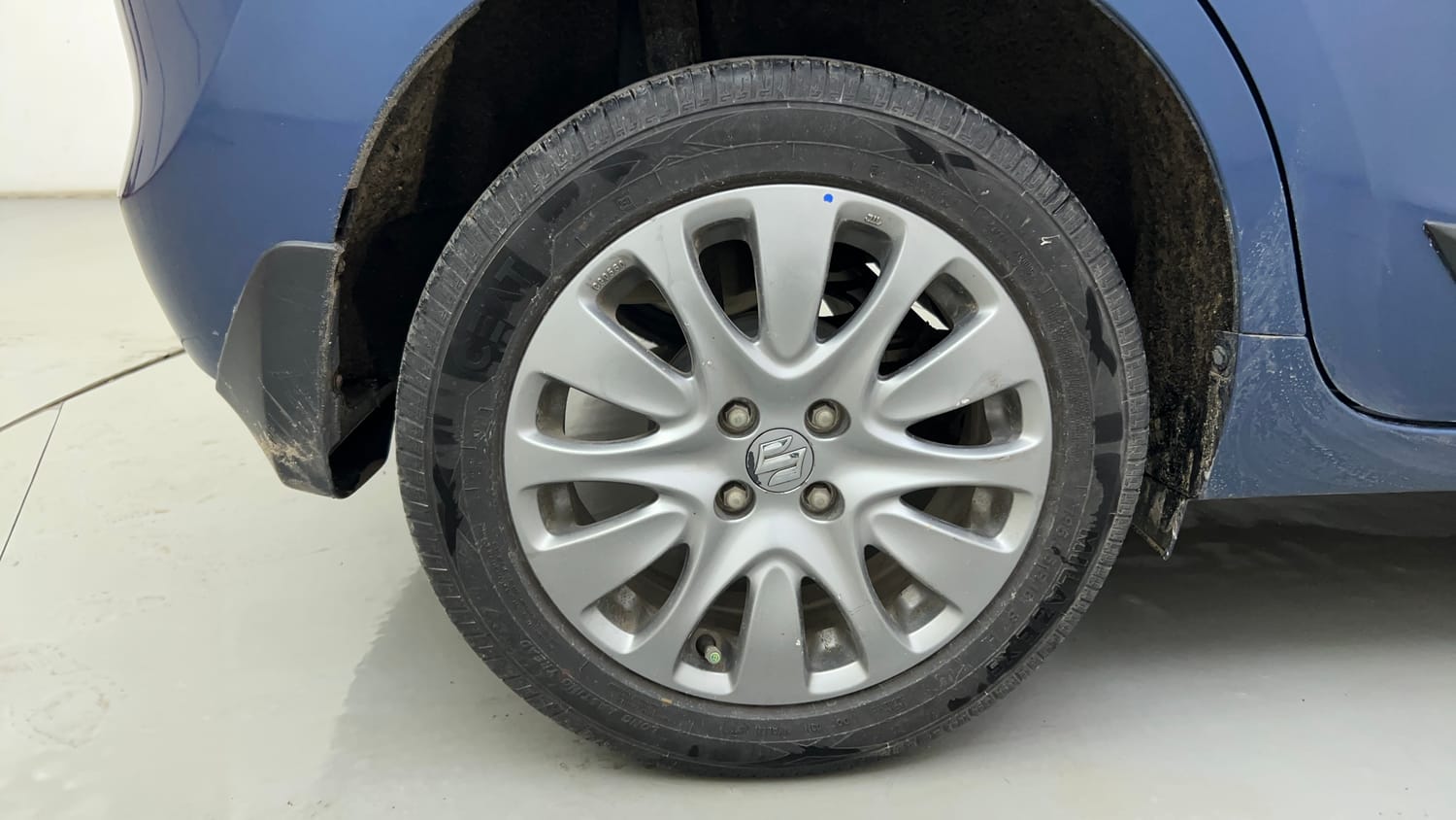 Used 2018 Maruti Suzuki Baleno Zeta 1.2 AT Petrol Automatic tyres RIGHT REAR TYRE RIM VIEW