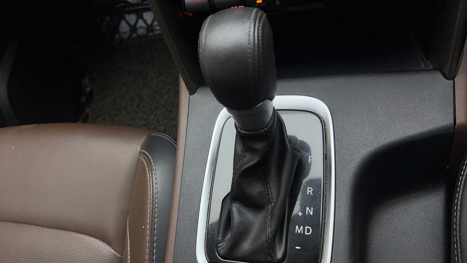 Used 2023 Mahindra Scorpio N Z8 Petrol AT 7 STR Petrol Automatic interior GEAR  KNOB VIEW