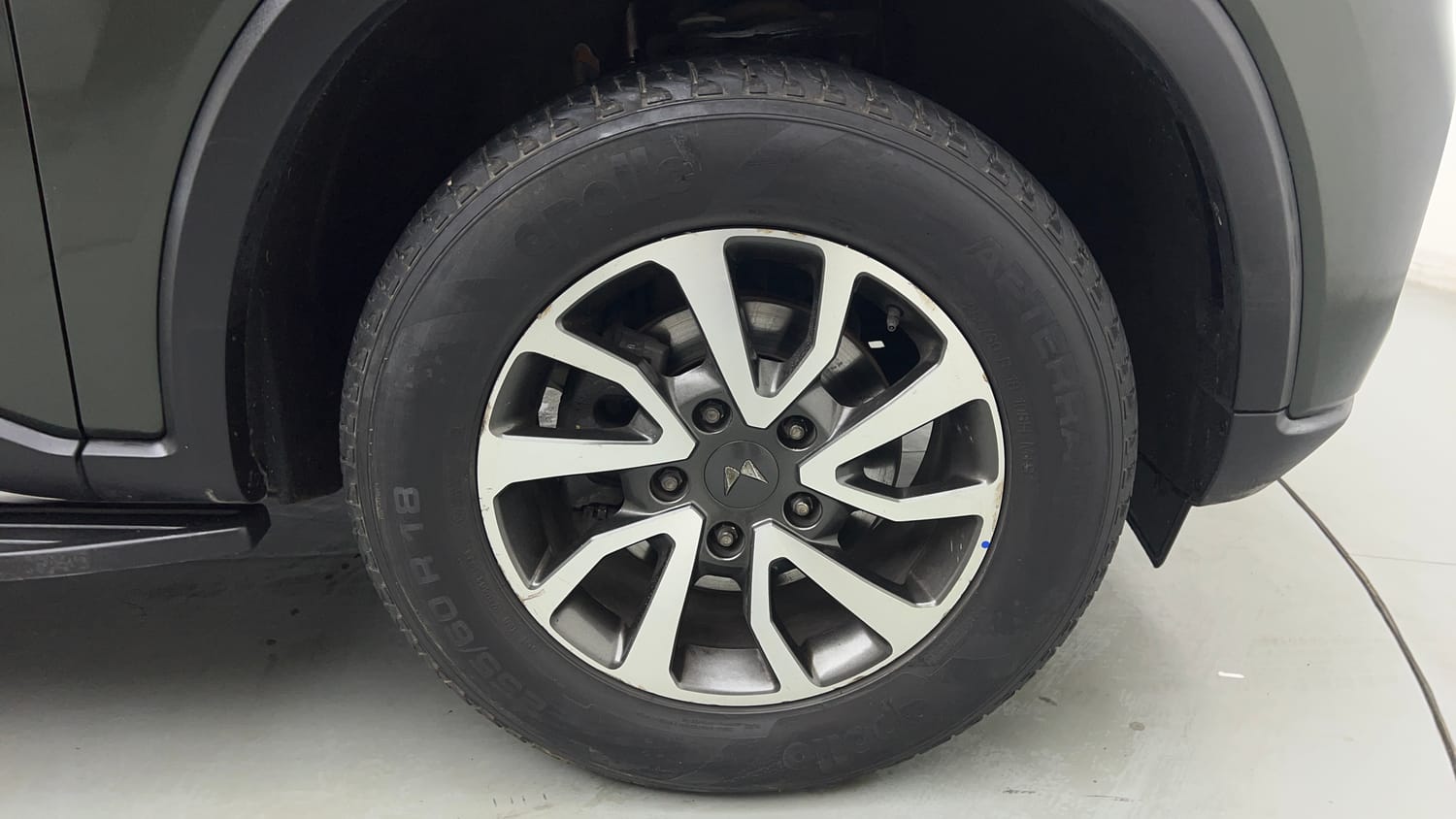 Used 2023 Mahindra Scorpio N Z8 Petrol AT 7 STR Petrol Automatic tyres RIGHT FRONT TYRE RIM VIEW