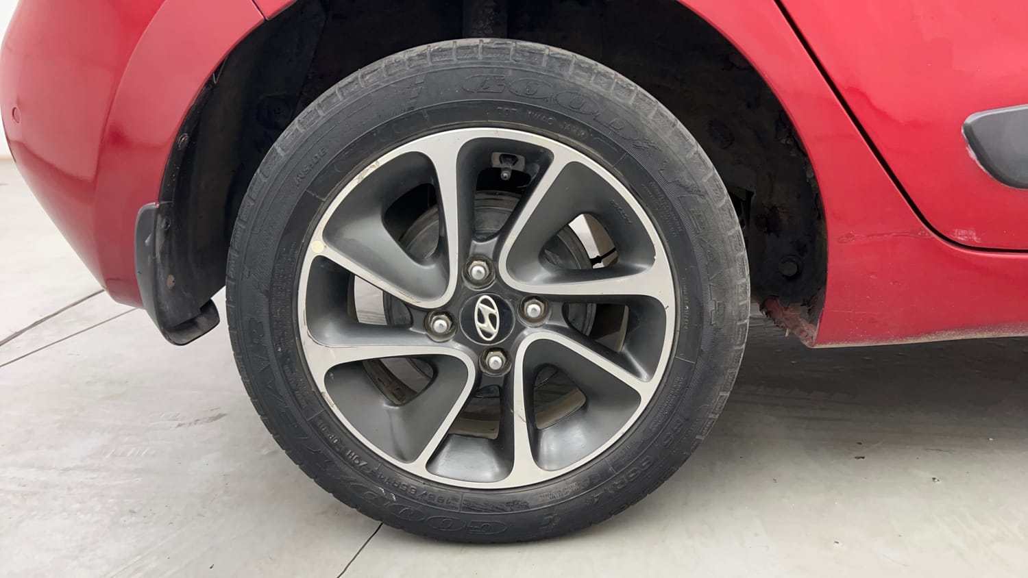 Used 2018 Hyundai Grand i10 Asta 1.2 Kappa VTVT Petrol Manual tyres RIGHT REAR TYRE RIM VIEW