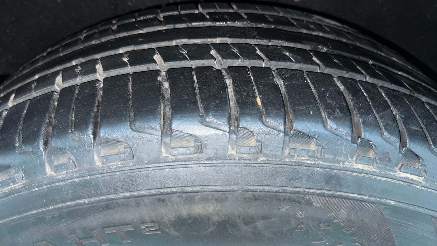 Used 2023 Mahindra Scorpio N Z8 Petrol AT 7 STR Petrol Automatic tyres RIGHT REAR TYRE TREAD VIEW
