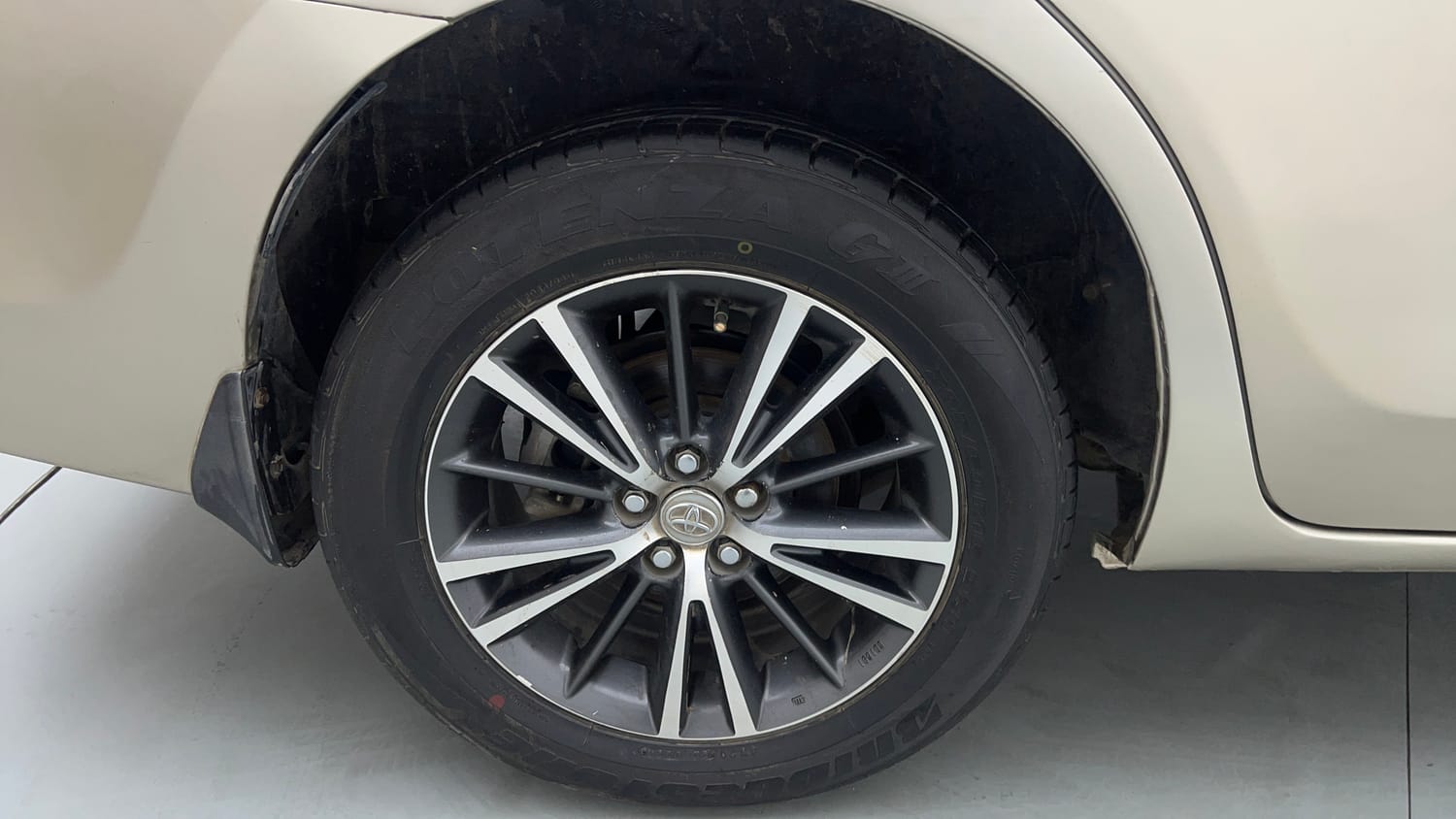 Used 2017 Toyota Corolla Altis VL CVT Petrol Petrol Automatic tyres RIGHT REAR TYRE RIM VIEW