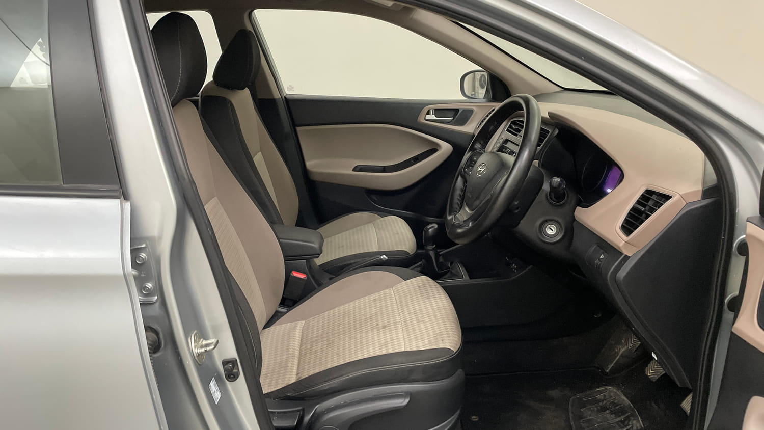 Used 2019 Hyundai Elite i20 Sportz Plus 1.2 Petrol Manual interior RIGHT SIDE FRONT DOOR CABIN VIEW