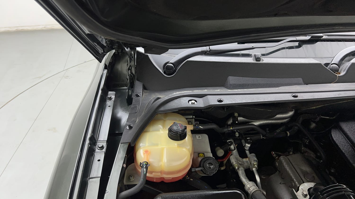 Used 2023 Mahindra Scorpio N Z8 Petrol AT 7 STR Petrol Automatic engine ENGINE RIGHT SIDE HINGE & APRON VIEW