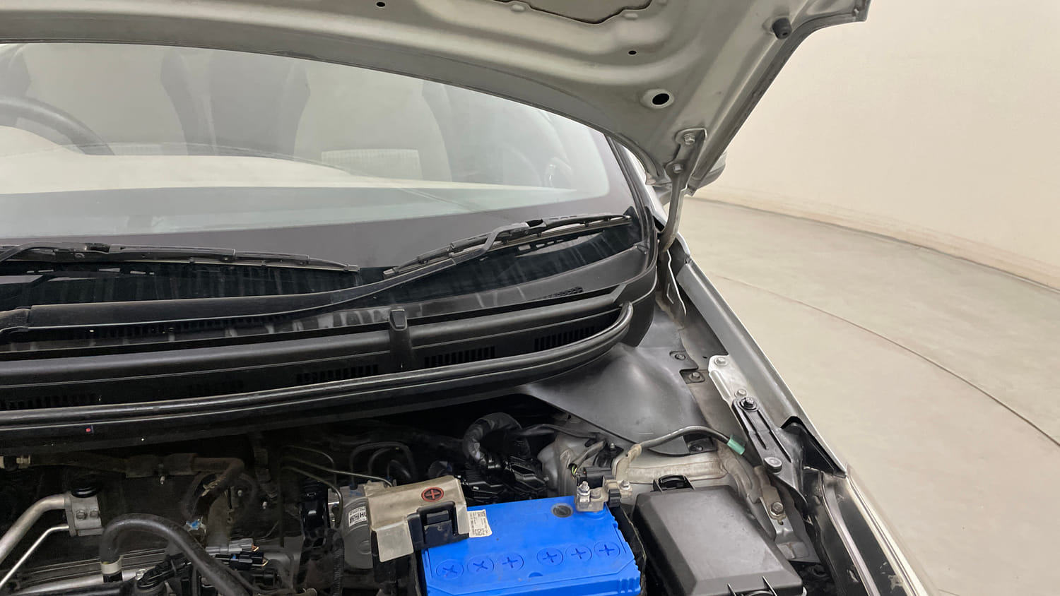 Used 2019 Hyundai Elite i20 Sportz Plus 1.2 Petrol Manual engine ENGINE LEFT SIDE HINGE & APRON VIEW