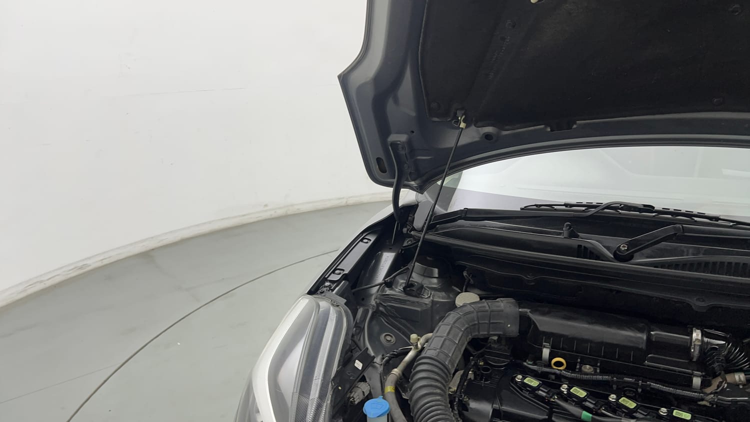 Used 2021 Maruti Suzuki Baleno Delta Petrol Manual engine ENGINE RIGHT SIDE HINGE & APRON VIEW