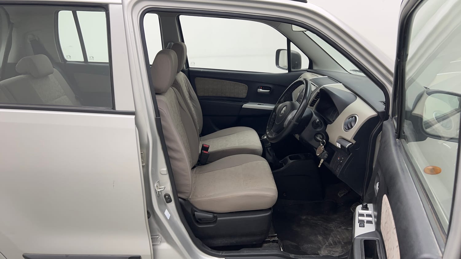 Used 2013 Maruti Suzuki Wagon R VXI Petrol Manual interior RIGHT SIDE FRONT DOOR CABIN VIEW