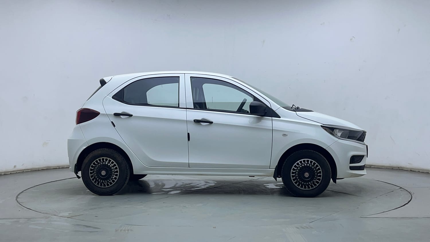 Used 2026 Tata Tiago XE Petrol Manual exterior RIGHT SIDE VIEW