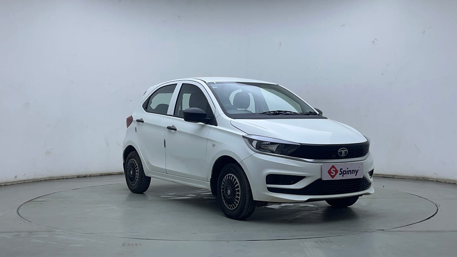Used 2026 Tata Tiago XE Petrol Manual exterior RIGHT FRONT CORNER VIEW