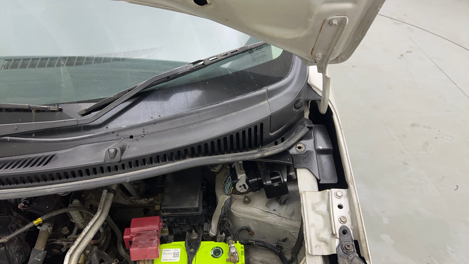 Used 2013 Maruti Suzuki Wagon R VXI Petrol Manual engine ENGINE LEFT SIDE HINGE & APRON VIEW