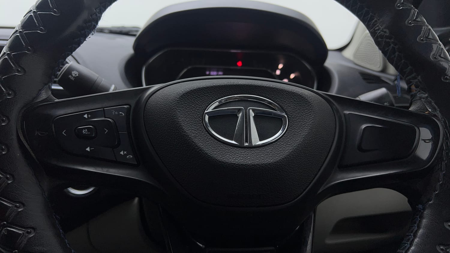 Used 2022 Tata Tigor XZ CNG Cng Manual top_features Steering mounted controls