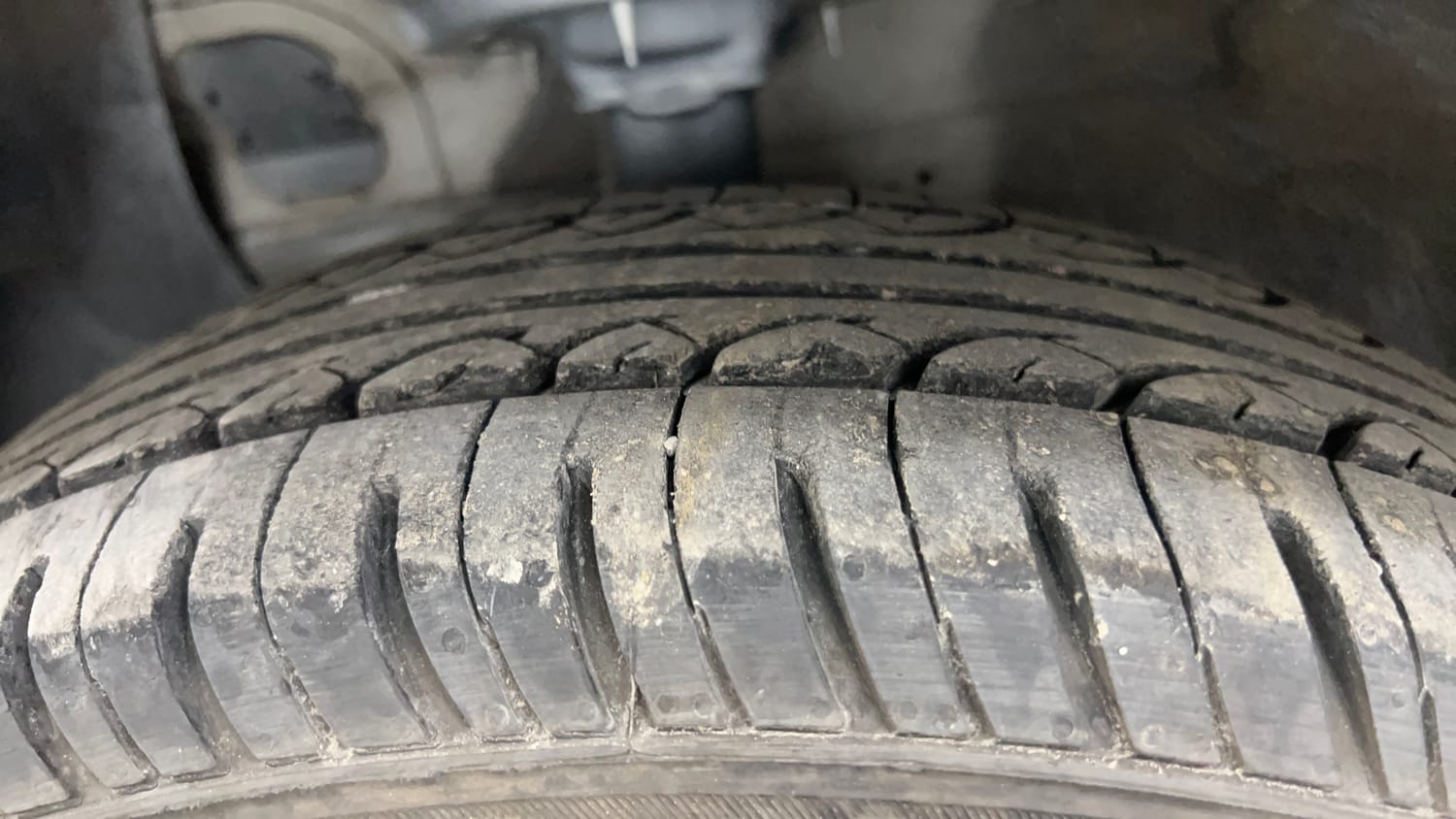 Used 2017 Hyundai Elite i20 Magna 1.2 Petrol Manual tyres LEFT FRONT TYRE TREAD VIEW