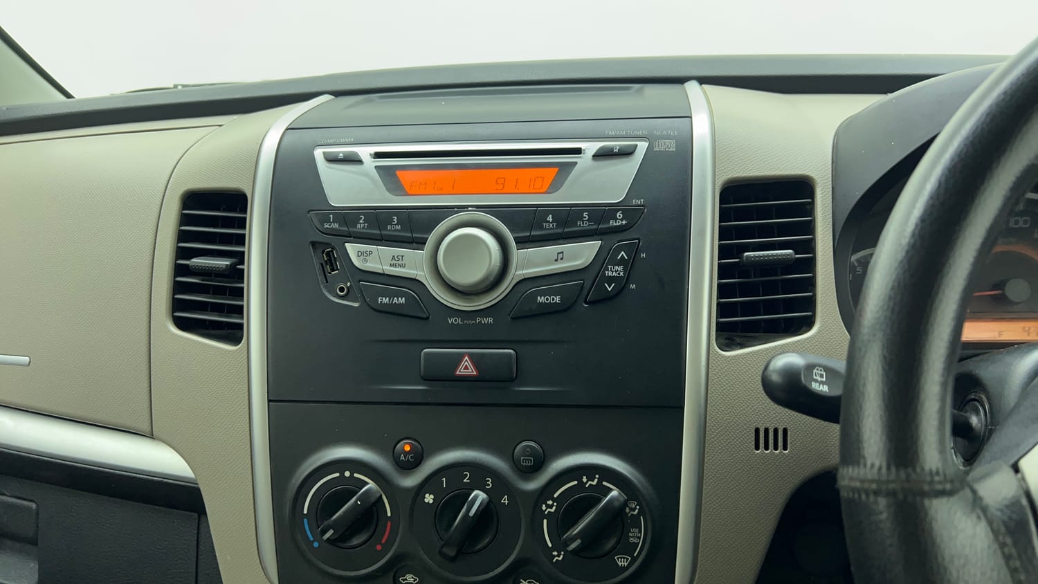 Used 2013 Maruti Suzuki Wagon R VXI Petrol Manual top_features Integrated (in-dash) music system