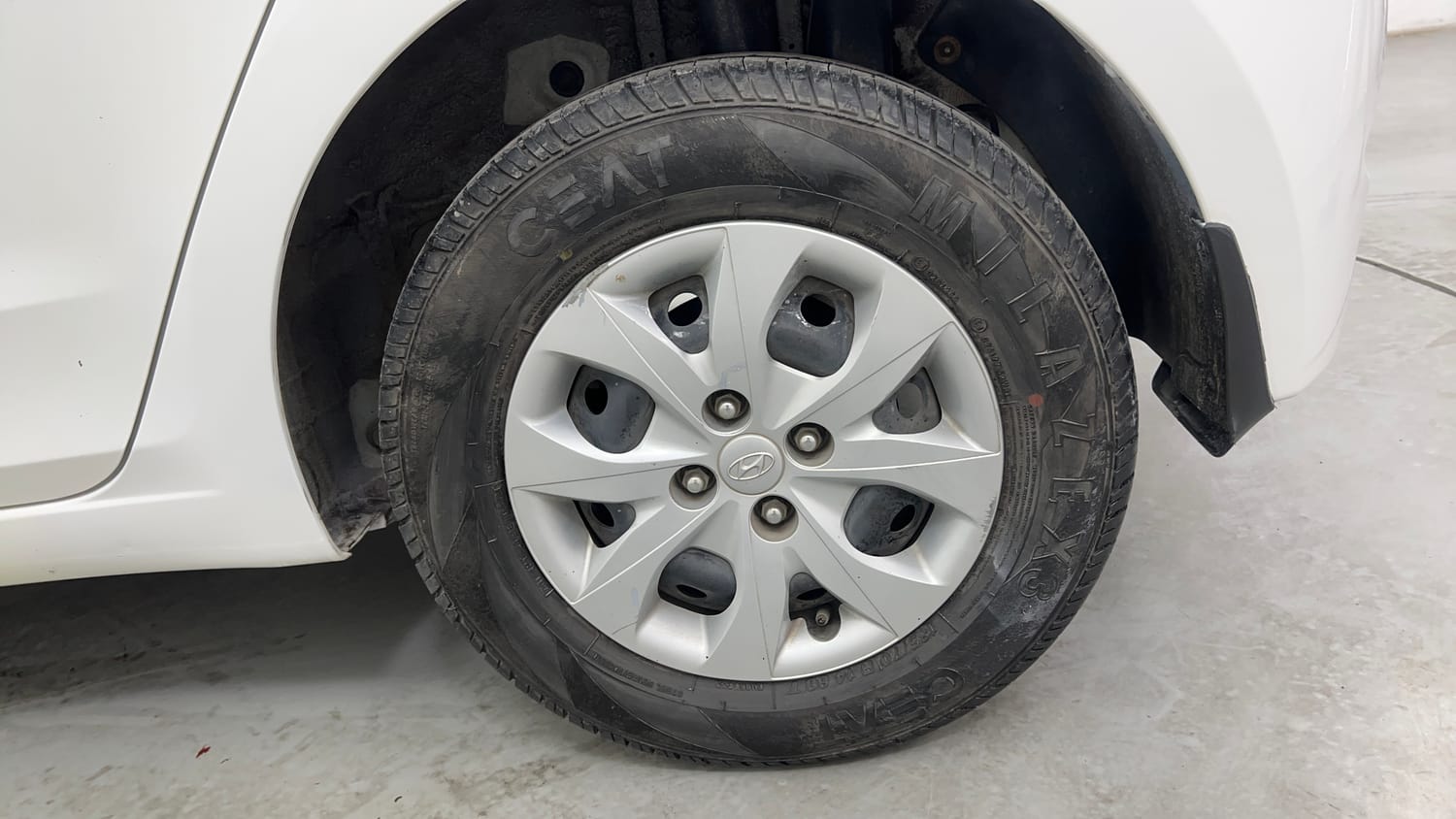 Used 2017 Hyundai Elite i20 Magna 1.2 Petrol Manual tyres LEFT REAR TYRE RIM VIEW