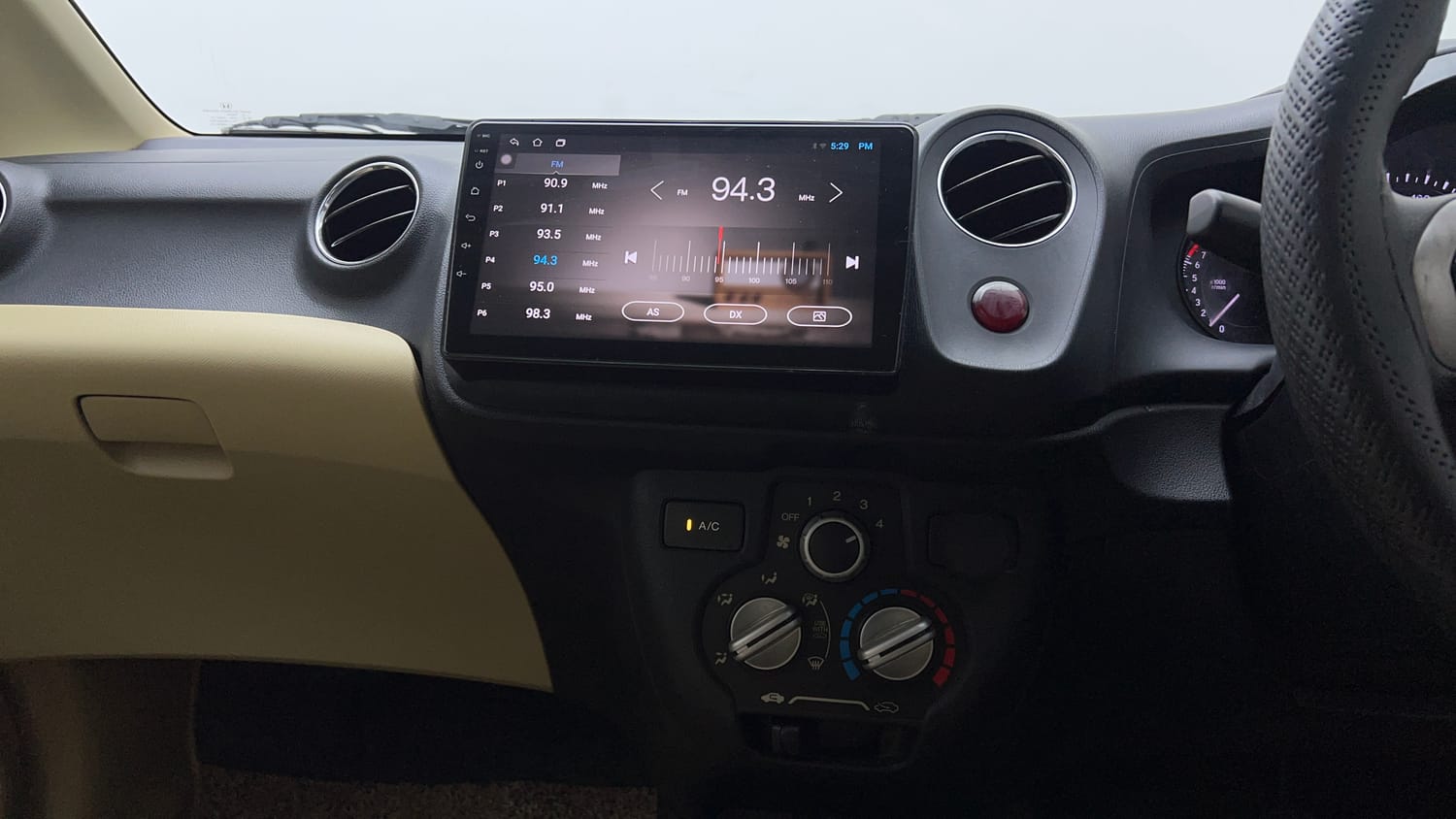 Used 2015 Honda Amaze 1.2 S i-VTEC Petrol Manual top_features Integrated (in-dash) music system
