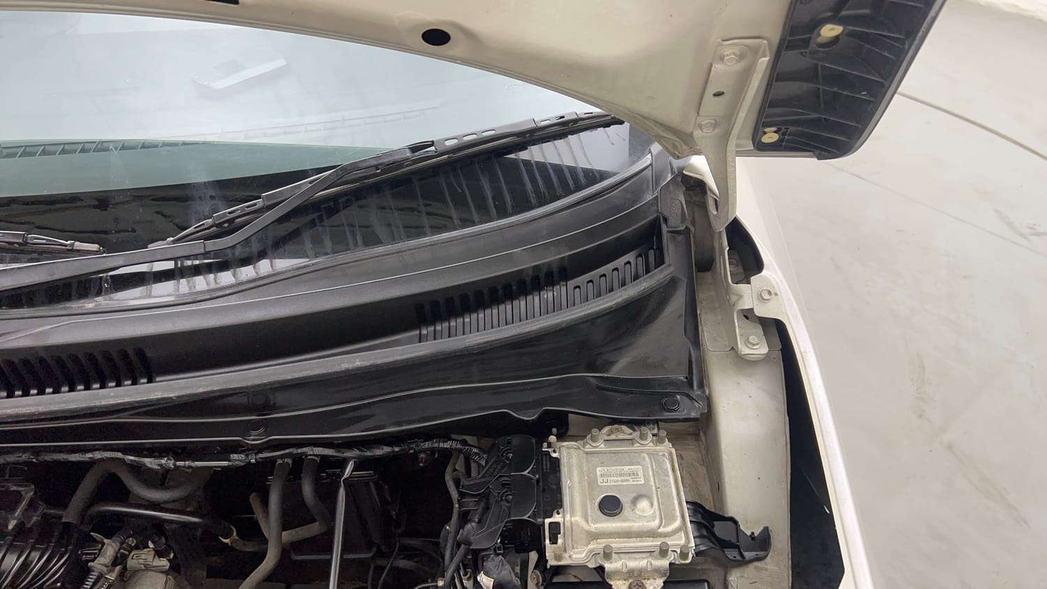 Used 2017 Maruti Suzuki Ignis Delta 1.2 MT Petrol Manual engine ENGINE LEFT SIDE HINGE & APRON VIEW