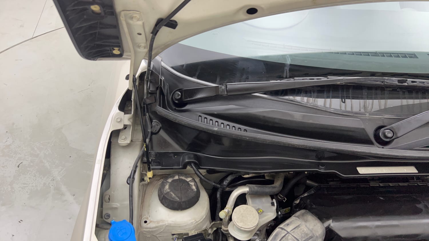 Used 2017 Maruti Suzuki Ignis Delta 1.2 MT Petrol Manual engine ENGINE RIGHT SIDE HINGE & APRON VIEW