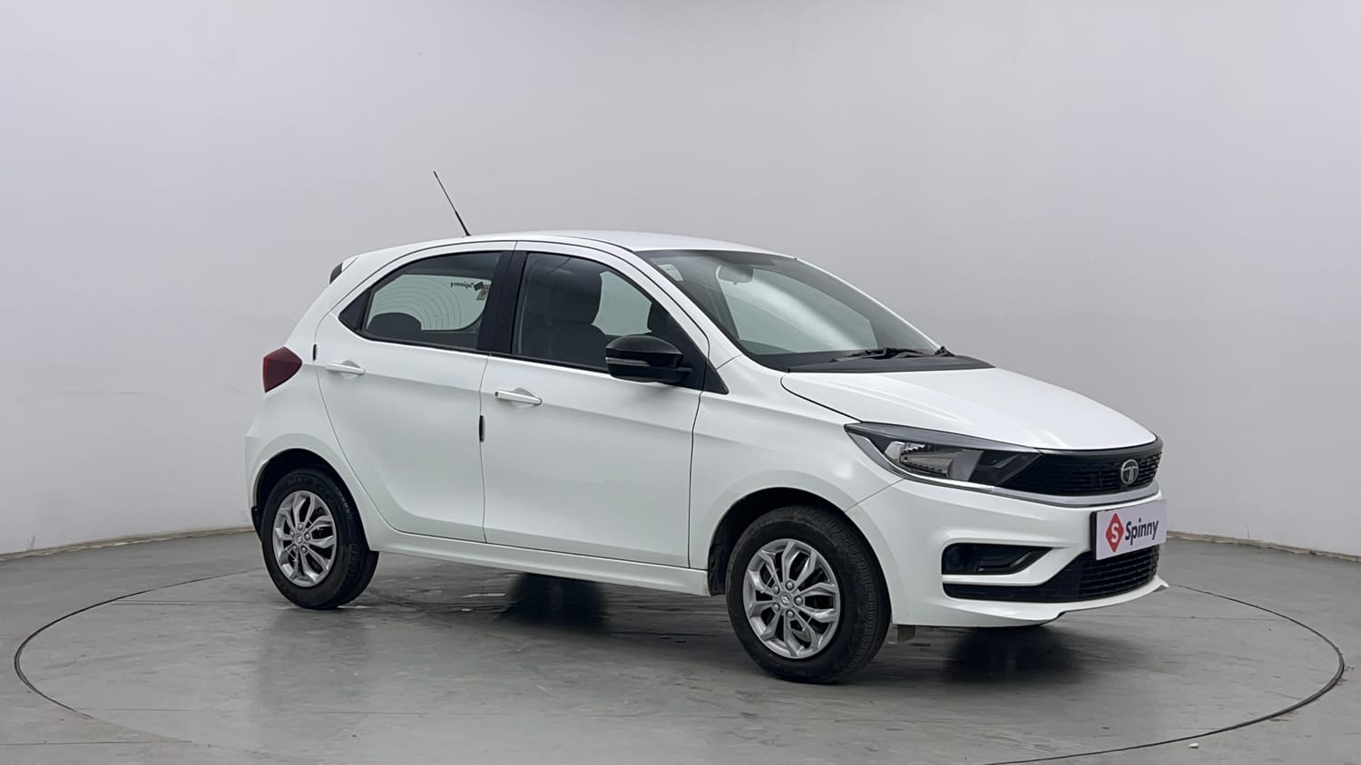 Used 2025 Tata Tiago XT Petrol Manual exterior RIGHT FRONT CORNER VIEW