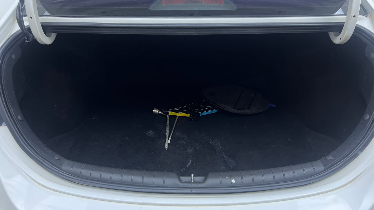 Used 2018 Hyundai Verna SX (O)1.6 VTVT Petrol Manual interior DICKY INSIDE VIEW