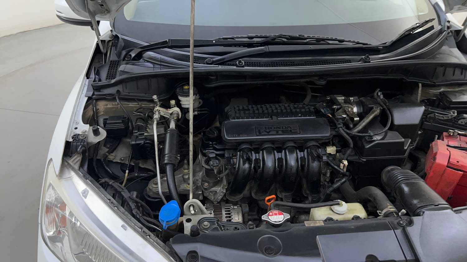 Used 2015 Honda City VX CVT Petrol Automatic engine ENGINE RIGHT SIDE HINGE & APRON VIEW