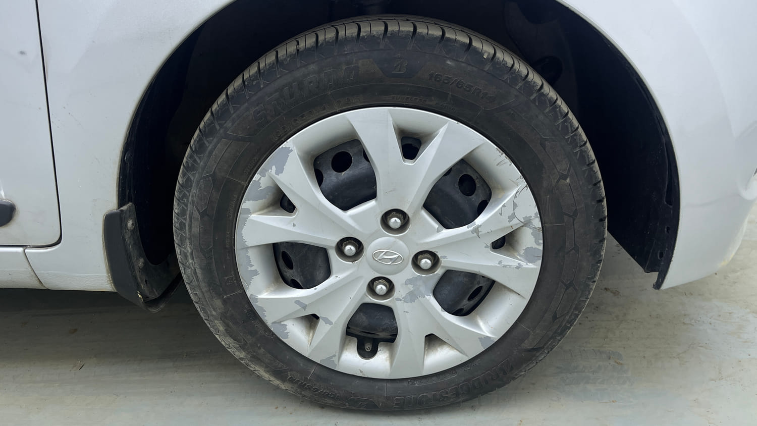 Used 2016 Hyundai Grand i10 Sportz 1.2 Kappa VTVT Petrol Manual tyres RIGHT FRONT TYRE RIM VIEW