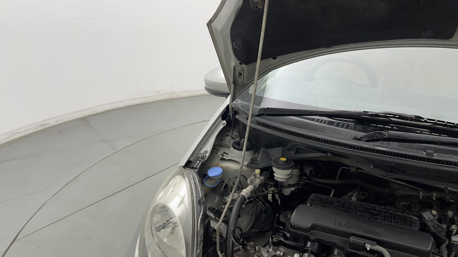 Used 2015 Honda Amaze 1.2 S i-VTEC Petrol Manual engine ENGINE RIGHT SIDE HINGE & APRON VIEW