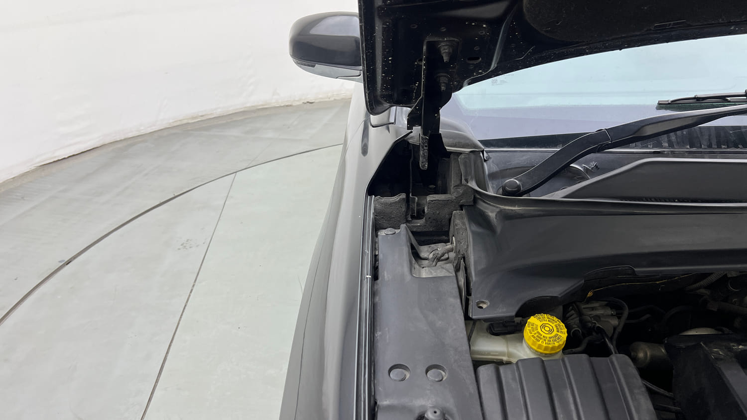 Used 2018 Jeep Compass Limited 1.4 Petrol AT Petrol Automatic engine ENGINE RIGHT SIDE HINGE & APRON VIEW
