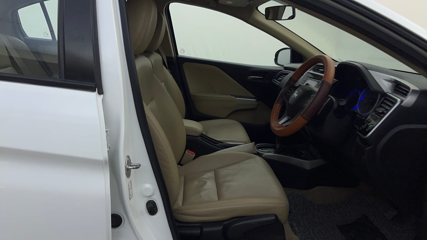 Used 2015 Honda City VX CVT Petrol Automatic interior RIGHT SIDE FRONT DOOR CABIN VIEW
