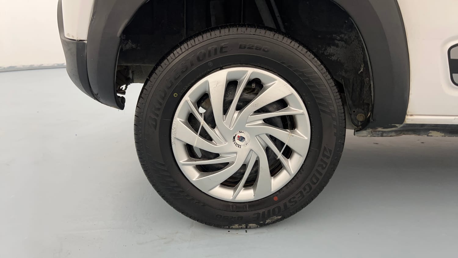 Used 2017 Renault Kwid 1.0 RXT Petrol Manual tyres RIGHT REAR TYRE RIM VIEW