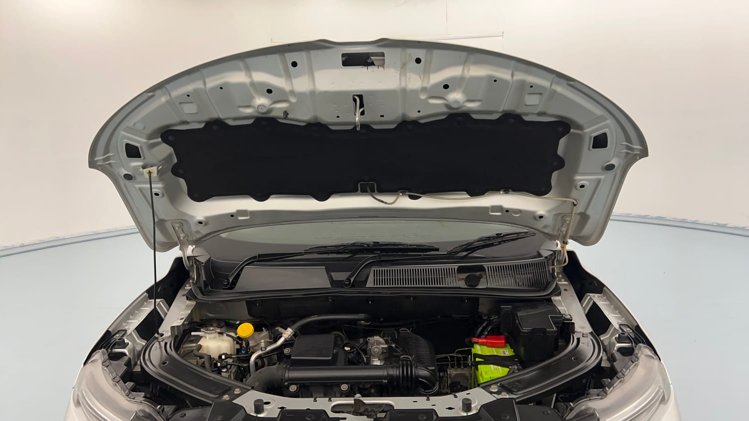 Used 2021 Renault Kiger RXT MT Petrol Manual engine ENGINE & BONNET OPEN FRONT VIEW