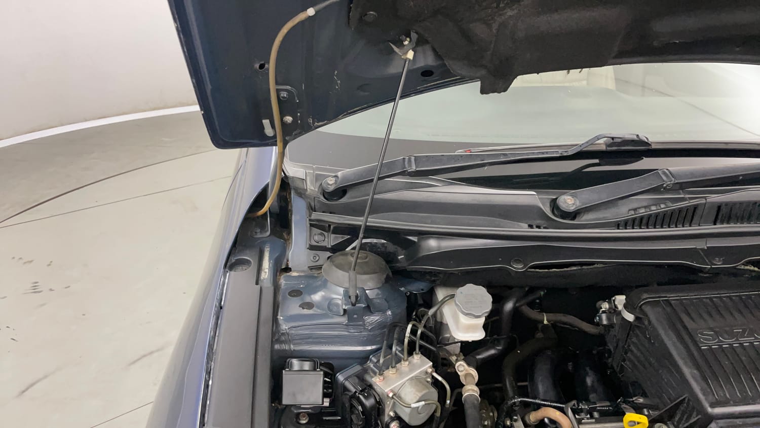 Used 2018 Maruti Suzuki Ciaz Sigma 1.4 MT Petrol Manual engine ENGINE RIGHT SIDE HINGE & APRON VIEW