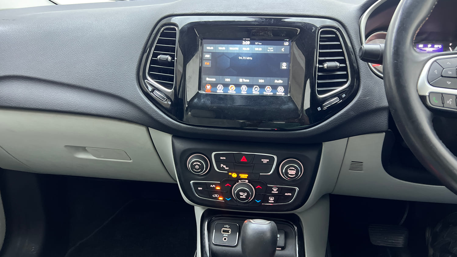 Used 2018 Jeep Compass Limited 1.4 Petrol AT Petrol Automatic interior MUSIC SYSTEM & AC CONTROL VIEW