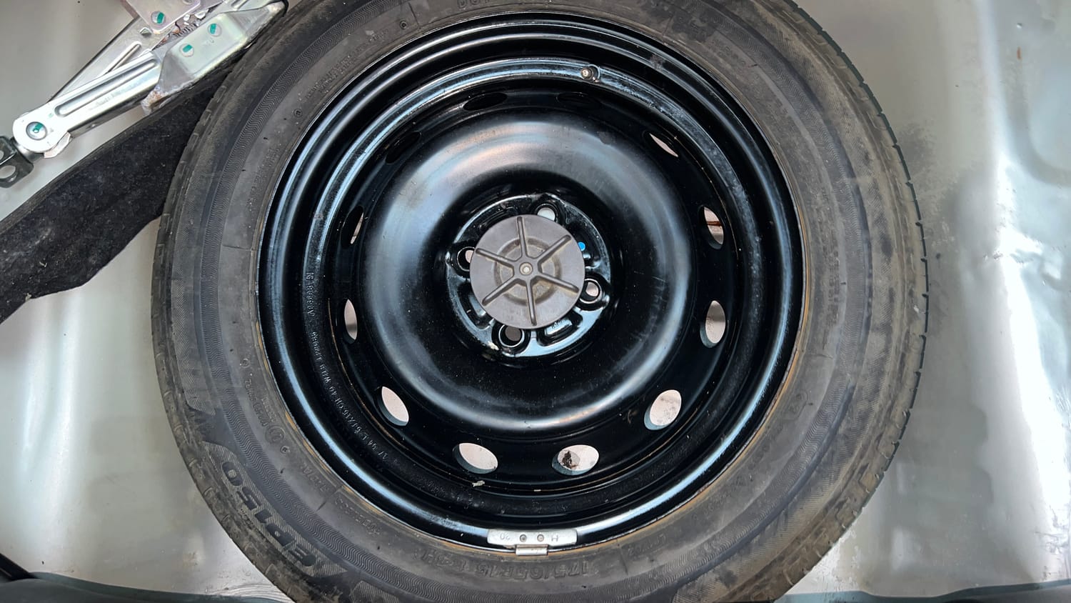 Used 2017 Maruti Suzuki Ignis Delta 1.2 MT Petrol Manual tyres SPARE TYRE VIEW