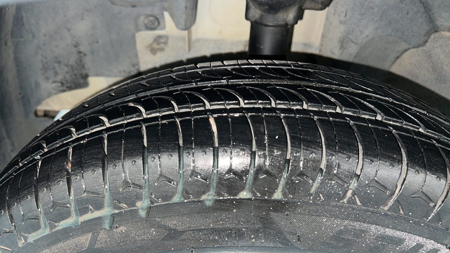 Used 2017 Renault Kwid 1.0 RXT Petrol Manual tyres LEFT FRONT TYRE TREAD VIEW