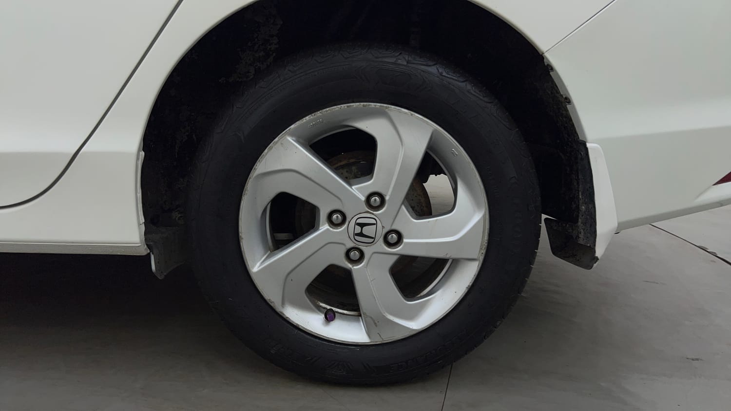 Used 2015 Honda City VX CVT Petrol Automatic tyres LEFT REAR TYRE RIM VIEW