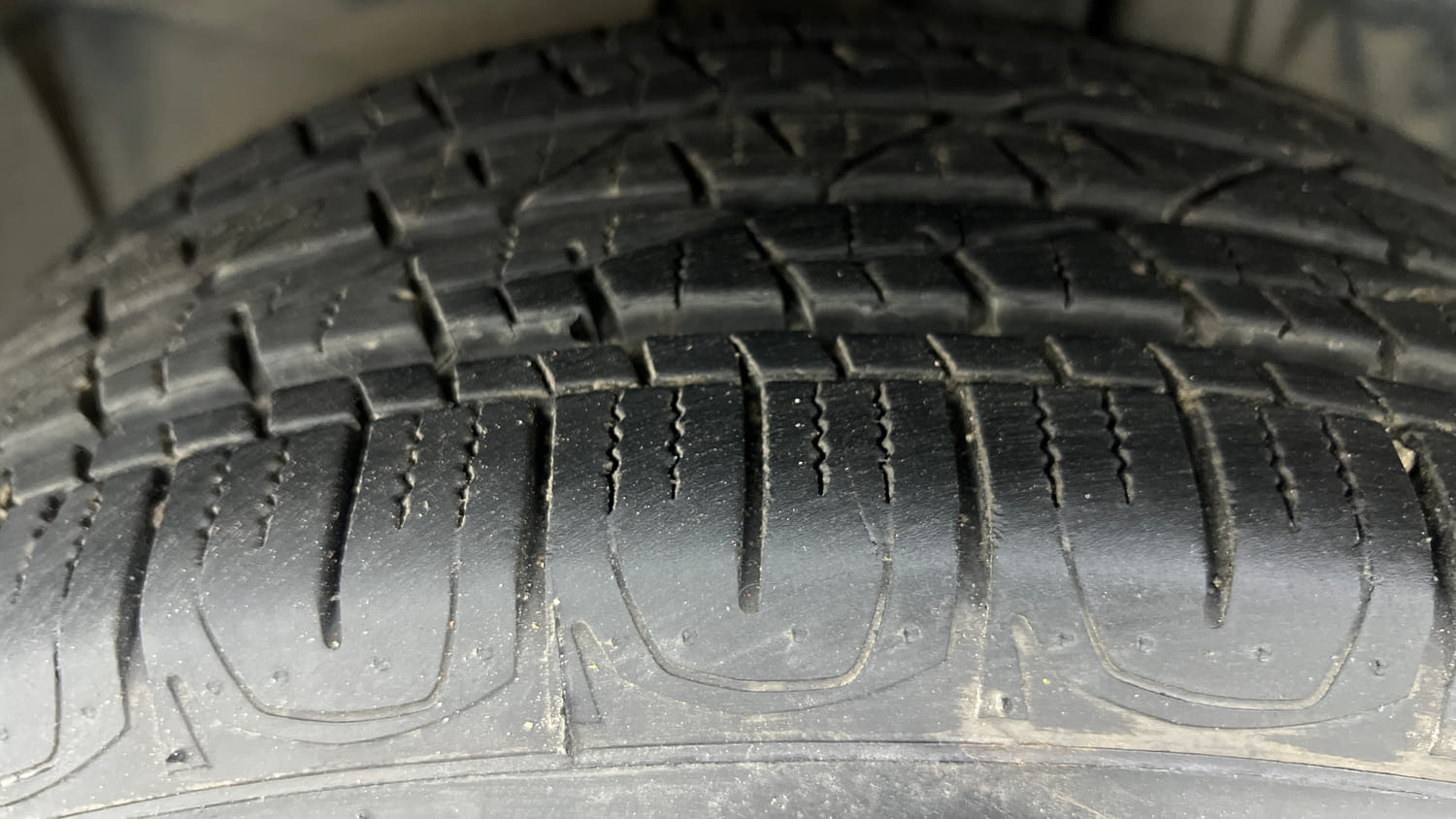 Used 2018 Jeep Compass Limited 1.4 Petrol AT Petrol Automatic tyres LEFT FRONT TYRE TREAD VIEW