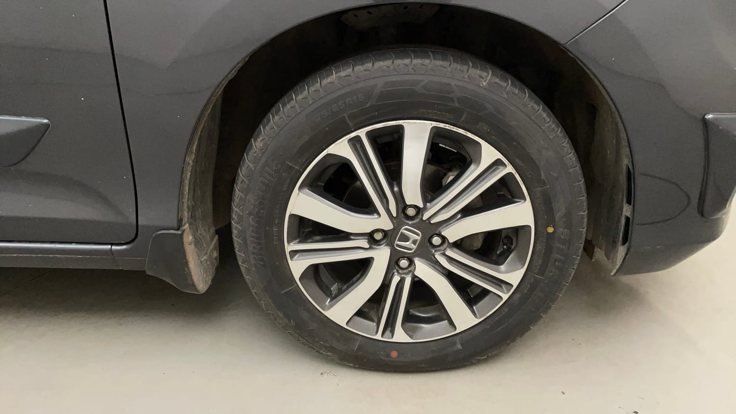 Used 2023 Honda Amaze VX 1.2 Petrol CVT Petrol Automatic tyres RIGHT FRONT TYRE RIM VIEW