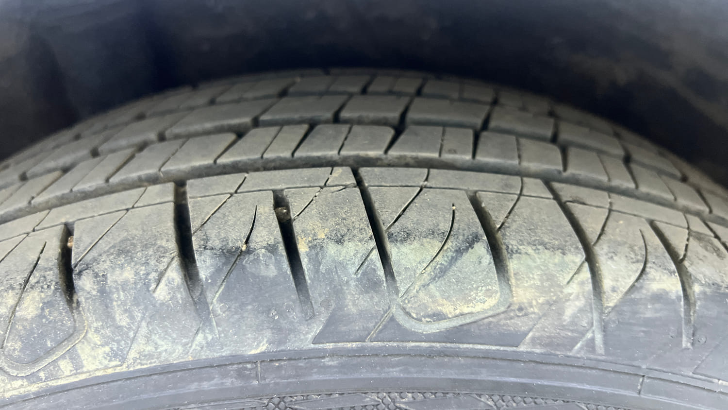 Used 2018 Hyundai Verna SX (O)1.6 VTVT Petrol Manual tyres RIGHT REAR TYRE TREAD VIEW