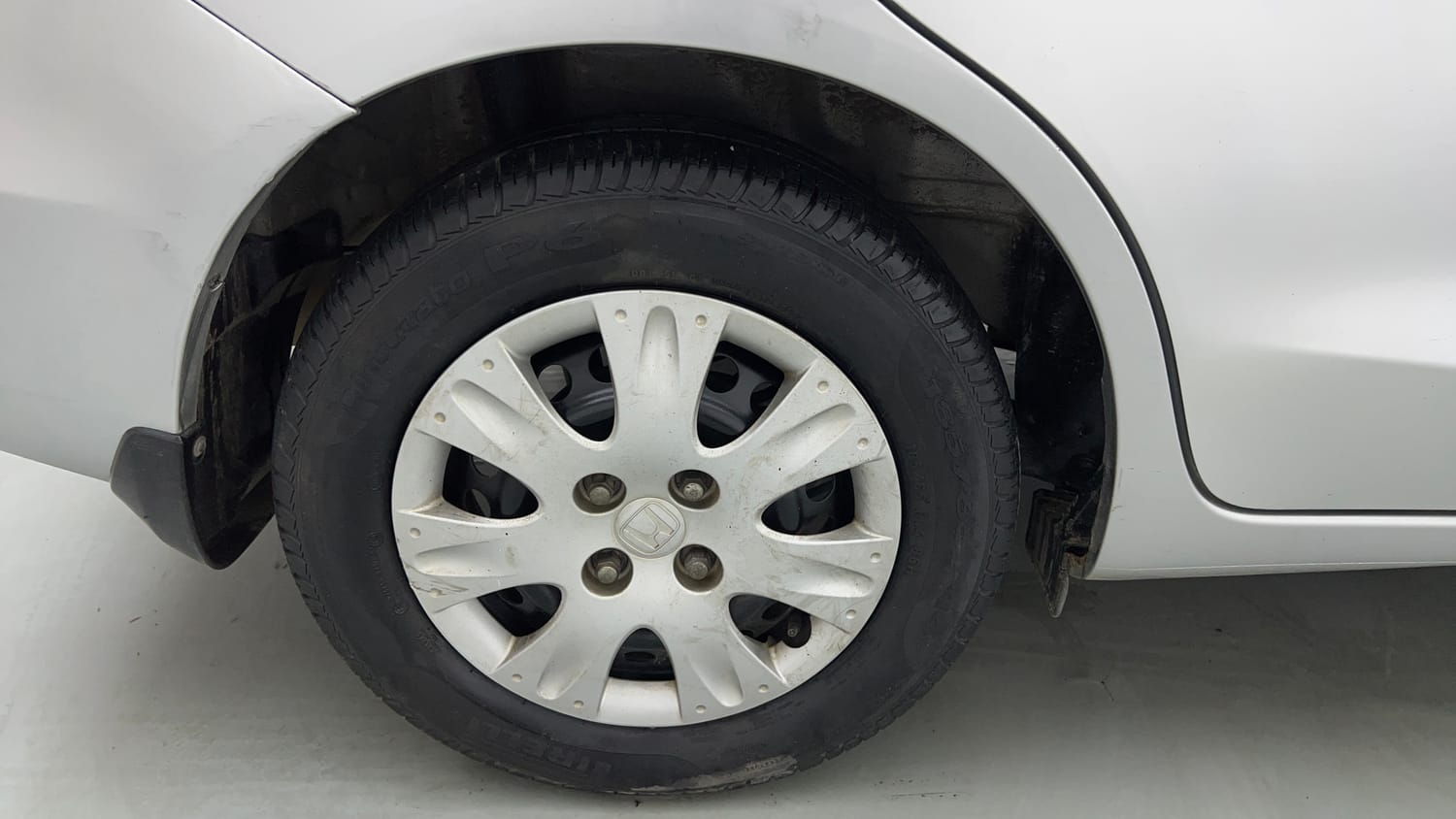 Used 2015 Honda Amaze 1.2 S i-VTEC Petrol Manual tyres RIGHT REAR TYRE RIM VIEW