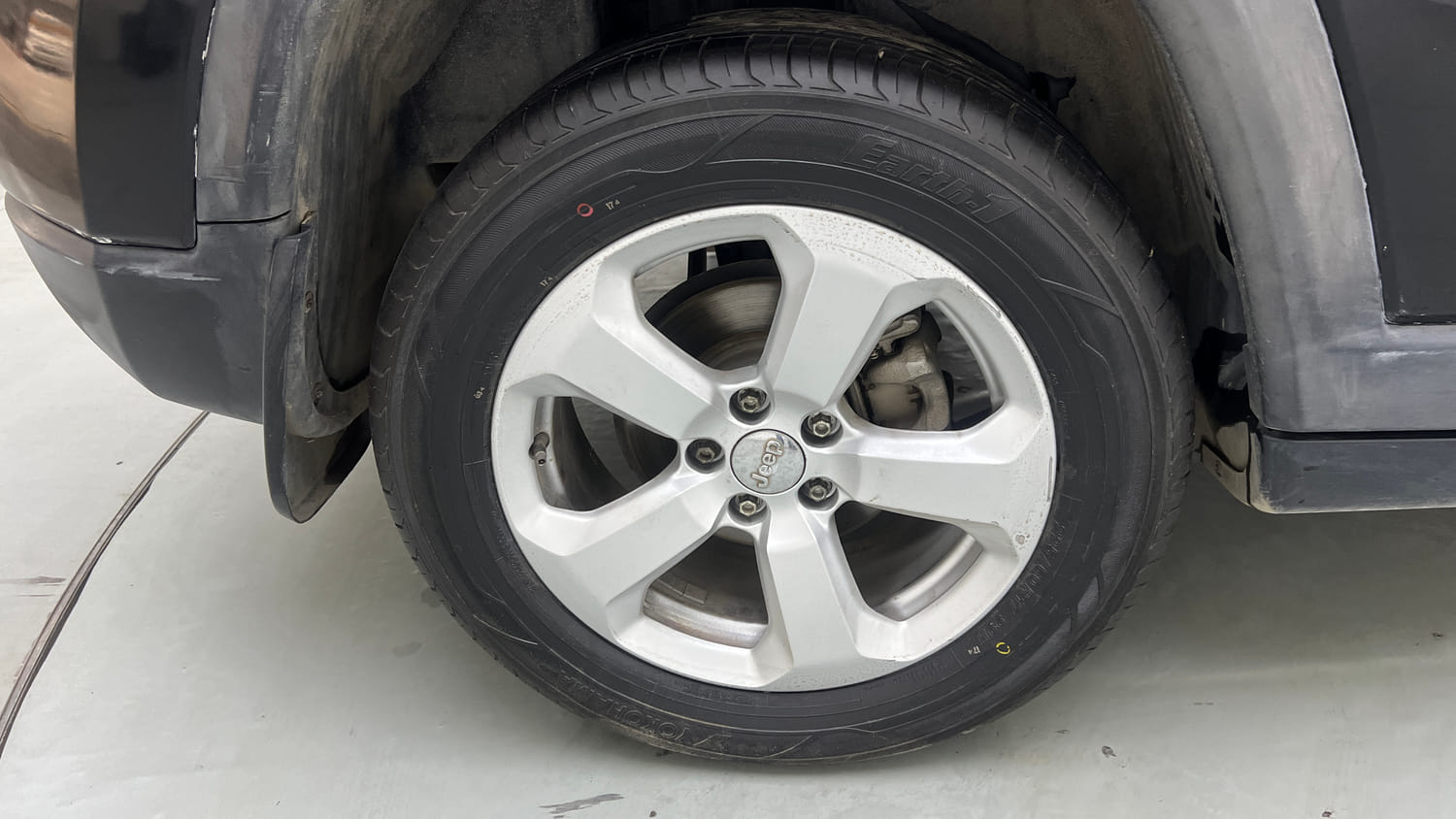 Used 2018 Jeep Compass Limited 1.4 Petrol AT Petrol Automatic tyres RIGHT REAR TYRE RIM VIEW