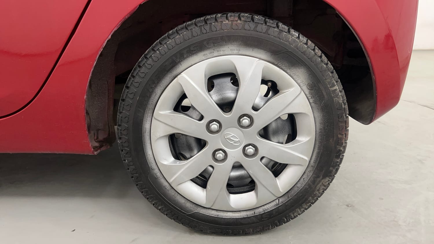 Used 2018 Hyundai Eon Magna + Petrol Manual tyres LEFT REAR TYRE RIM VIEW