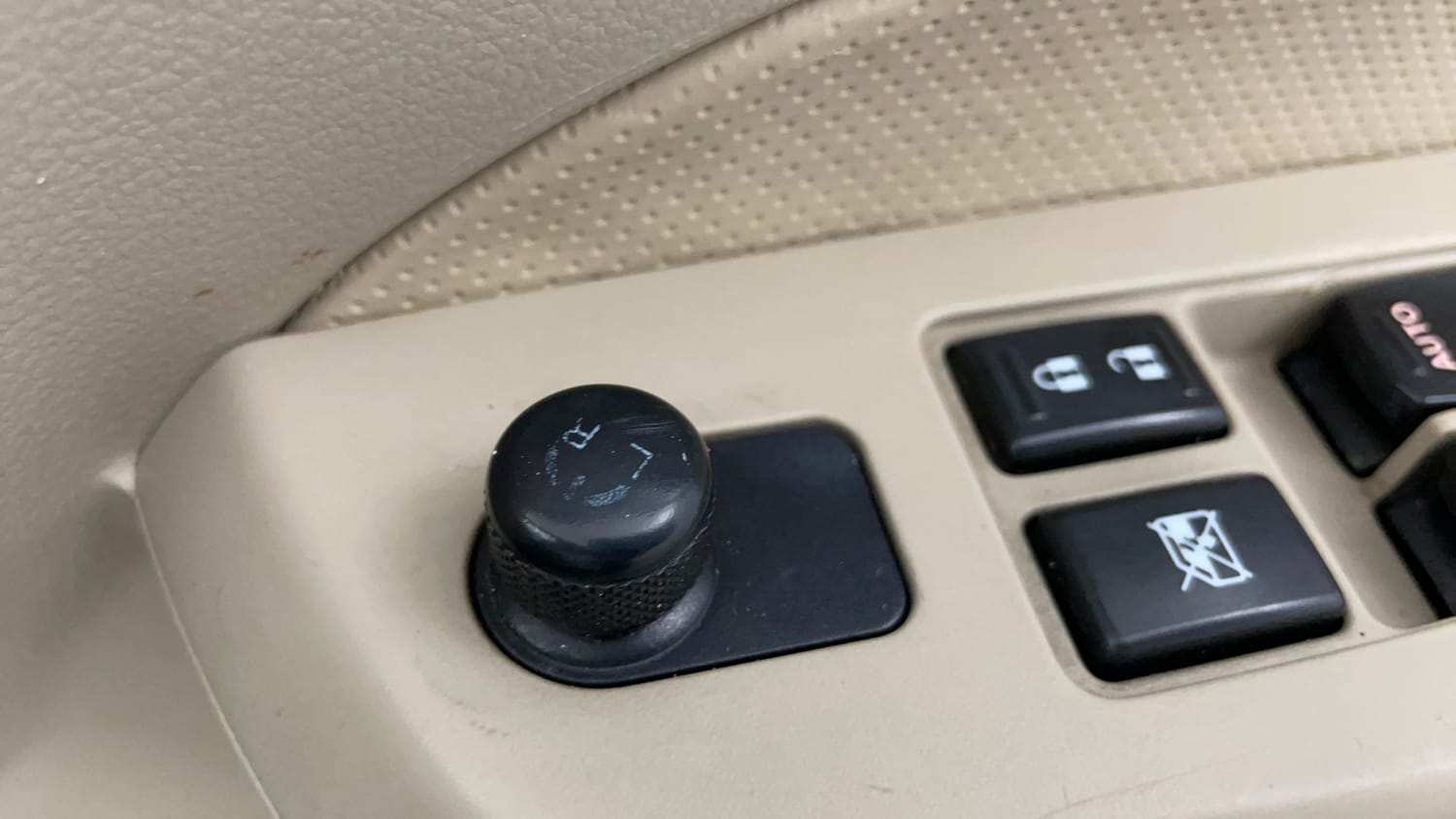 Used 2018 Maruti Suzuki Ciaz Sigma 1.4 MT Petrol Manual top_features Adjustable ORVM