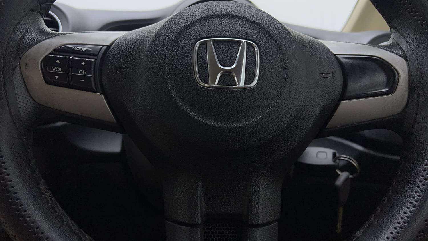 Used 2015 Honda Amaze 1.2 S i-VTEC Petrol Manual top_features Steering mounted controls