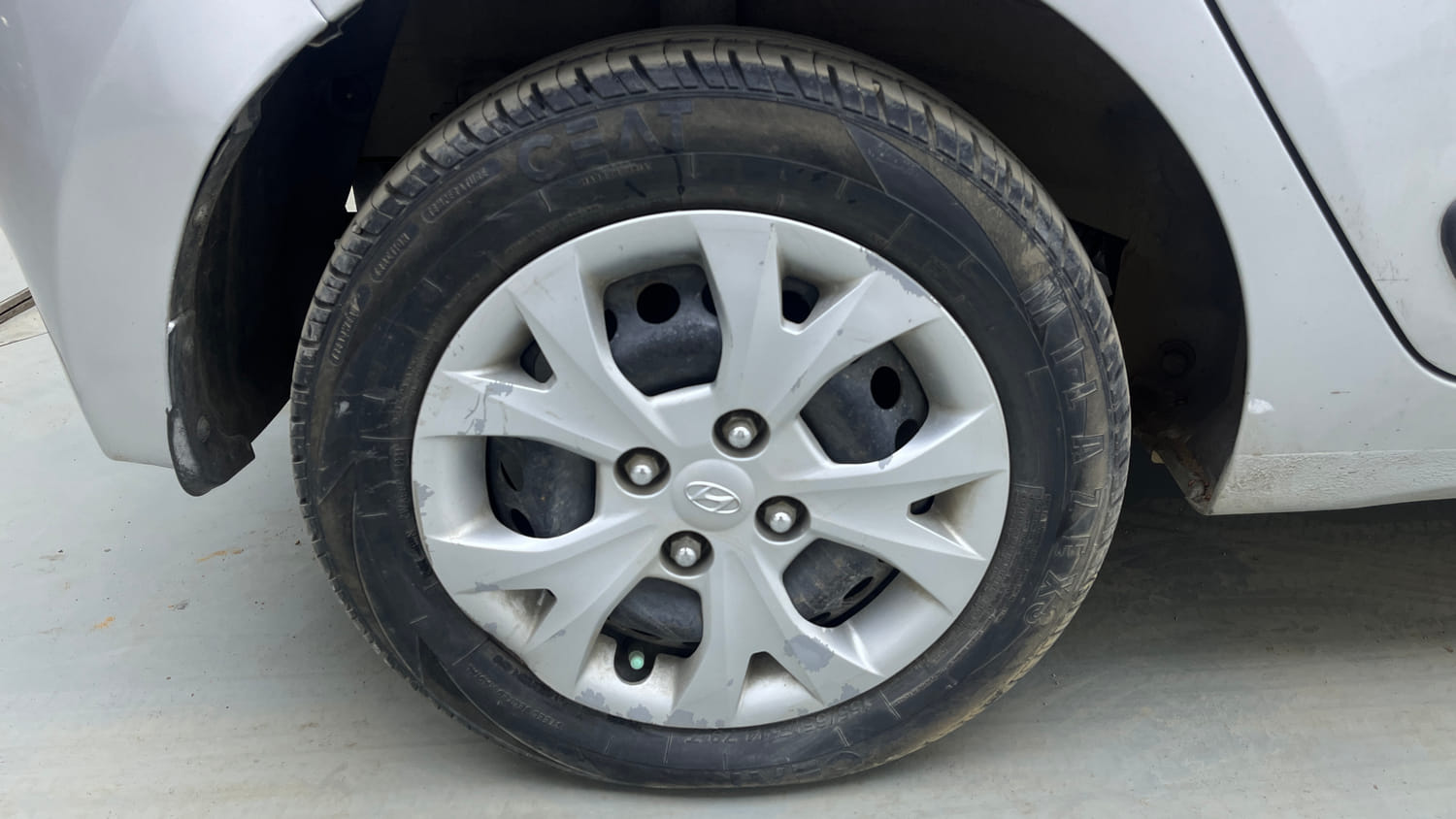 Used 2016 Hyundai Grand i10 Sportz 1.2 Kappa VTVT Petrol Manual tyres RIGHT REAR TYRE RIM VIEW