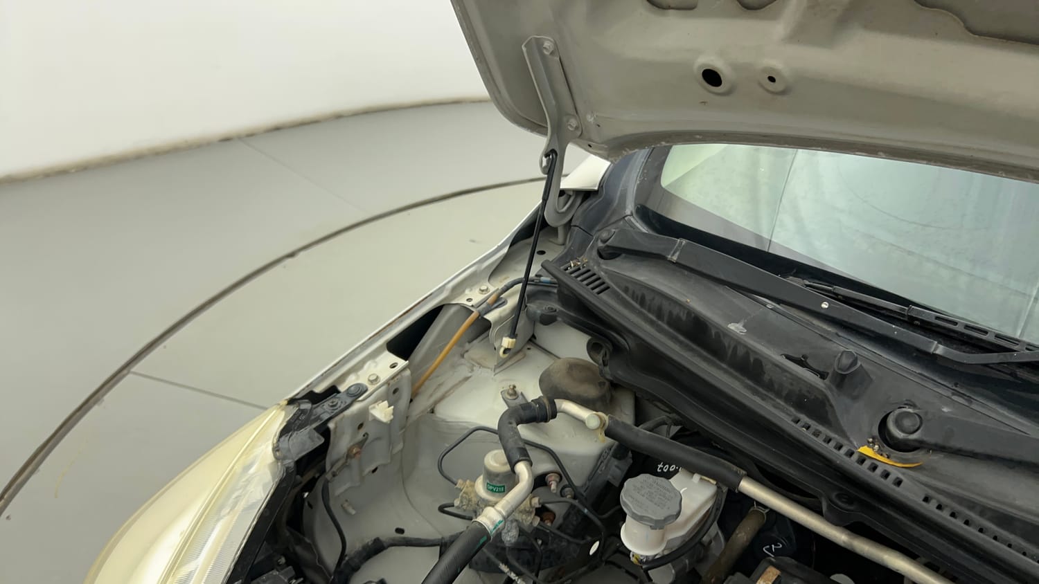 Used 2017 Maruti Suzuki Celerio ZXi Petrol Manual engine ENGINE RIGHT SIDE HINGE & APRON VIEW