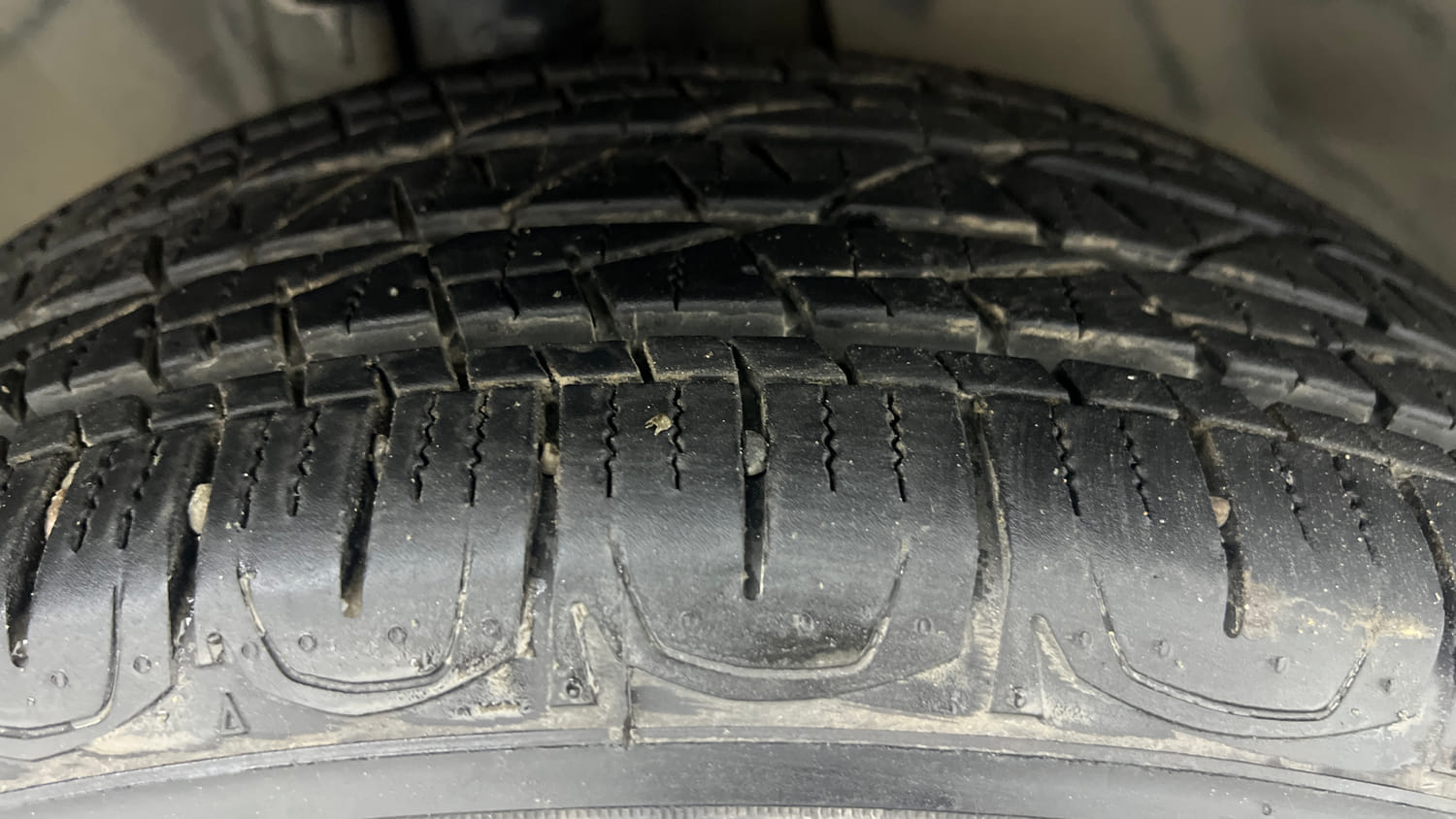 Used 2018 Jeep Compass Limited 1.4 Petrol AT Petrol Automatic tyres RIGHT FRONT TYRE TREAD VIEW