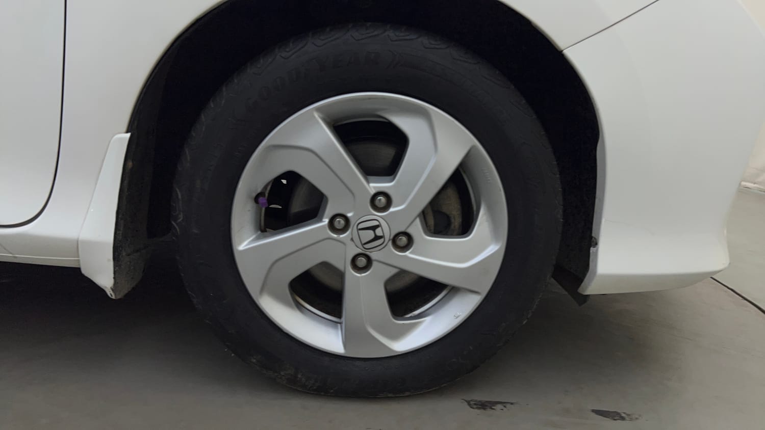 Used 2015 Honda City VX CVT Petrol Automatic tyres RIGHT FRONT TYRE RIM VIEW