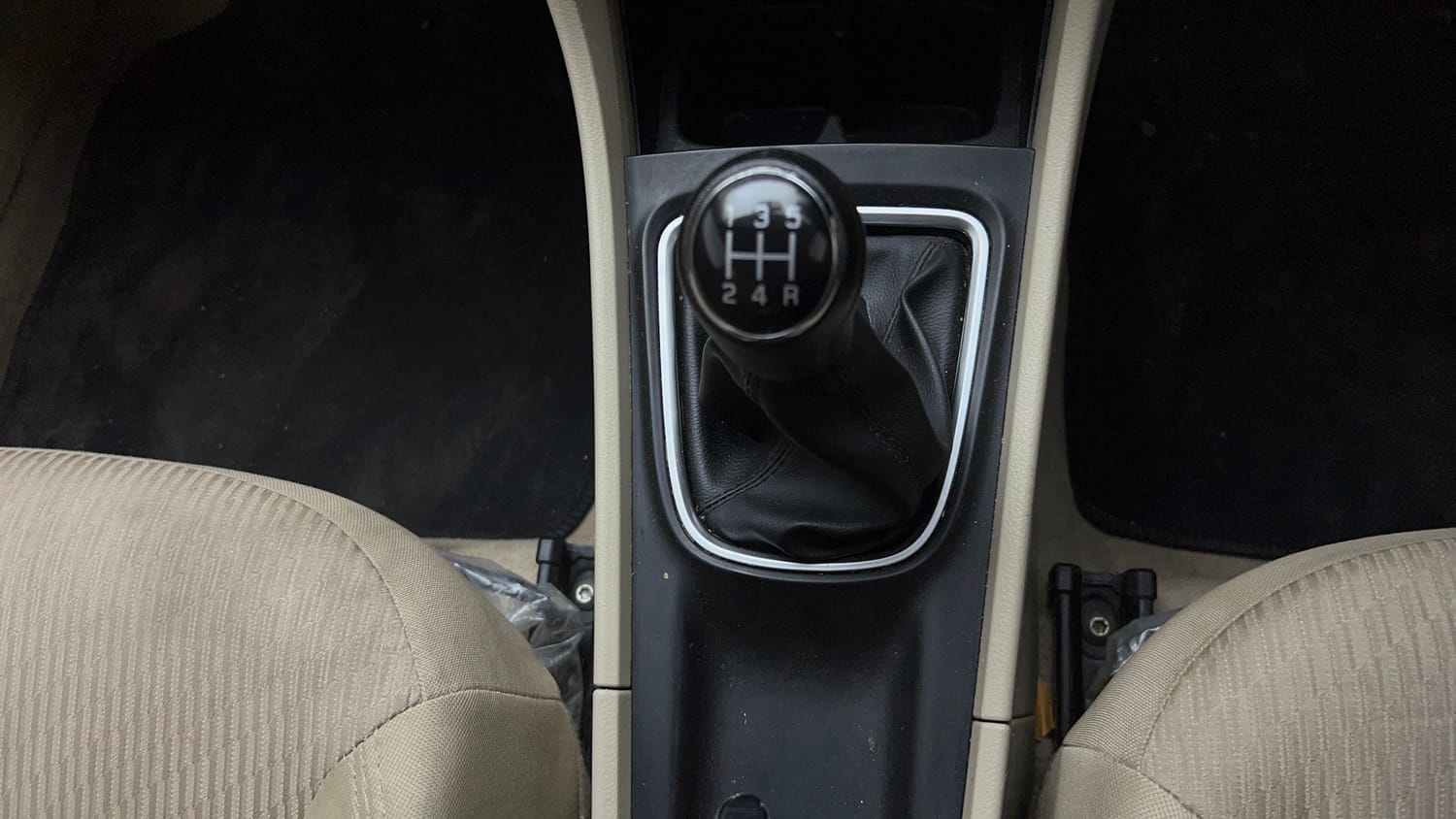Used 2022 Maruti Suzuki Ciaz Zeta 1.5 Petrol Manual interior GEAR  KNOB VIEW