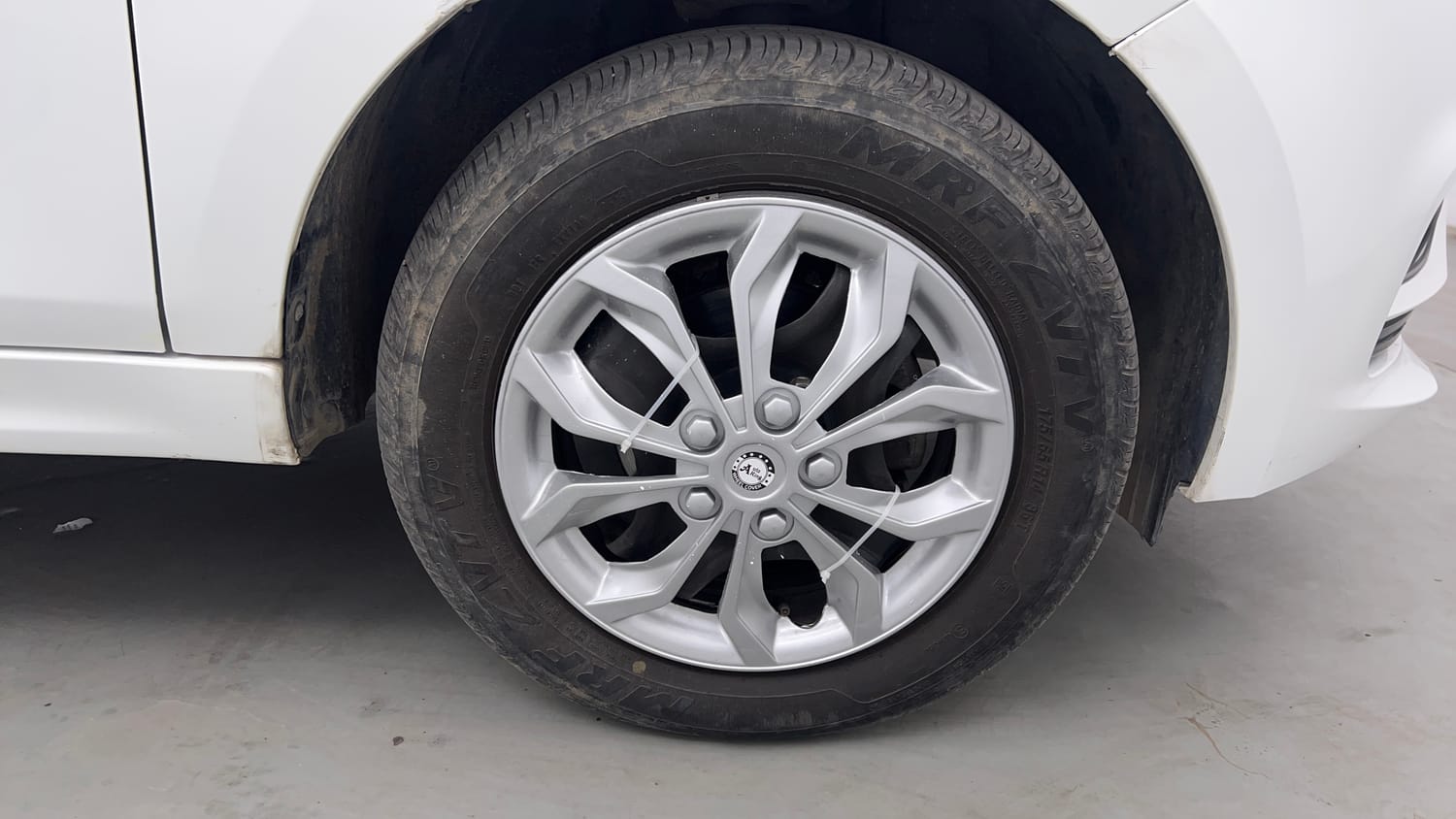 Used 2025 Tata Tiago XT Petrol Manual tyres RIGHT FRONT TYRE RIM VIEW