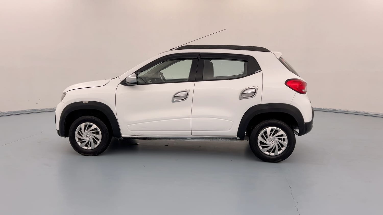 Used 2017 Renault Kwid 1.0 RXT Petrol Manual exterior LEFT SIDE VIEW